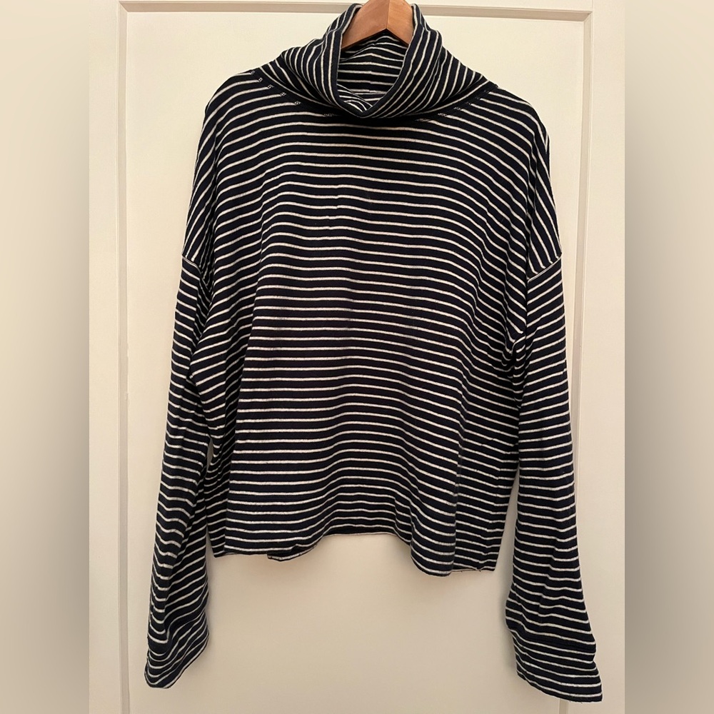 Vineyard Vines navy and White Striped Sweater